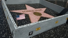 Ngôi sao của Donald Trump trên Đại lộ Danh vọng Hollywood bị rào tường gỗ