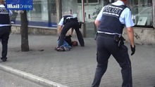 VIDEO: Cảnh sát Đức 'bắt nóng' kẻ vung dao cuồng sát trên đường phố