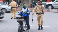 Hà Nội: Xử lý nhiều học sinh đi xe máy điện không đội mũ bảo hiểm