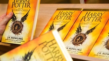 'Harry Potter and the Cursed Child' – Cuốn sách bán chạy nhất ở Anh trong thập kỷ