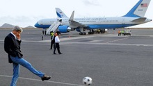 ẢNH ĐỘC: Ngoại trưởng Mỹ John Kerry... đá bóng trên đường băng