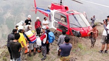 Họa vô đơn chí: Nạn nhân động đất Nepal bị mất tích cùng chiếc trực thăng