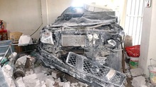 Xe Lexus mất lái đâm sập nhà, 1 người chết, 5 người bị thương