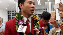VIDEO: Biển người 'BAO VÂY' Hoàng Xuân Vinh tại sân bay Nội Bài