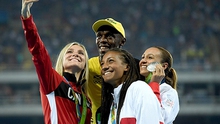 Usain Bolt khoe giày, 'selfie' cùng các đồng nghiệp nữ