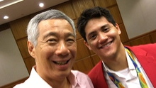 Thủ tướng Lý Hiển Long xin phép được 'selfie' với Joseph Schooling