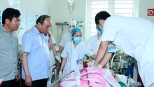 Thủ tướng Nguyễn Xuân Phúc thăm các nạn nhân vụ nổ súng Yên Bái