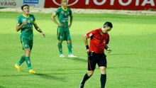 Trung vệ Chí Công bị treo giò 5 trận vì hăm dọa trọng tài