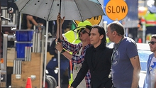 Tom Hiddleston sang chảnh, thuê người che ô tại phim trường