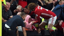 Fellaini kịp thời giải cứu fan nữ sau bàn thắng của Marcus Rashford