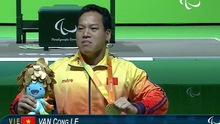 Bộ trưởng Nguyễn Ngọc Thiện chúc mừng HCV Paralympic của Lê Văn Công