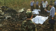 Trung Quốc: Máy bay Made in China lao xuống ruộng, cả đội bay tử nạn