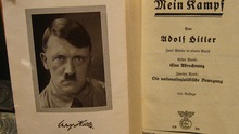 Sốc với những vật phẩm trong hộp 'Lưu trữ thời gian' của Hitler