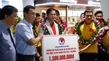 Futsal Việt Nam rạng rỡ ngày trở về, nhận thưởng 'nóng' 1,5 tỷ