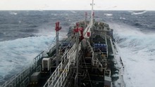 VIDEO: Kinh hoàng cảnh tàu chở 400 tấn hóa chất từ từ bị nước nhấn chìm