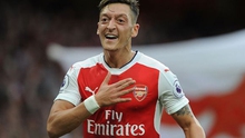 Mesut Oezil chán kiến tạo, tự ghi bàn mừng sinh nhật
