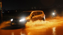 CẬN CẢNH: Vỡ bờ bao ở TP HCM, nước tràn vào, dân trở tay không kịp