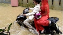 VIDEO: 'Quẩy' hết mình trong đám cưới giữa nước lũ Quảng Bình
