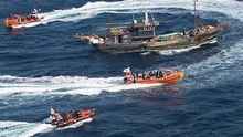 Kịch chiến giữa 5 tàu Hàn Quốc và 30 tàu cá Trung Quốc: Súng máy bắn như vãi đạn