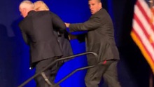 Mật vụ hộ tống Donald Trump khỏi sân khấu sau tiếng thét 'Hắn ta có súng đấy'
