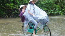 Hoa hậu Phạm Hương đi dép lê, đạp xe trao quà từ thiện ở miền Trung