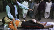 Hình ảnh rơi lệ về vụ đánh bom khủng khiếp ở Pakistan