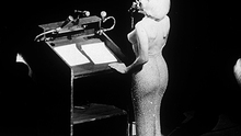 Bộ váy khoe 'đường cong rực lửa' của Marilyn Monroe khi hát mừng Tổng thống Kennedy