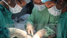 Phẫu thuật cắt khối u túi mật 'kỷ lục' 1,2 kg cho bệnh nhân 62 tuổi
