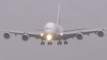 VIDEO: Đau tim với màn hạ cánh khủng khiếp của máy bay A380