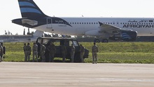 CẬP NHẬT vụ cướp máy bay Airbus A320: Không tặc quyết không thả phi hành đoàn, 109 hành khách được tự do