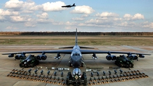 Máy bay ném bom B-52 bị rơi động cơ khi đang bay