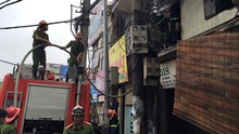 Dập tắt vụ cháy tại cửa hàng nội thất trên phố Đê La Thành, Hà Nội