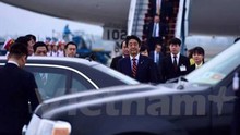 Thủ tướng Nhật Bản Shinzo Abe đặt chân xuống sân bay Nội Bài