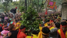 VIDEO: Kinh hoàng cảnh đánh nhau tả tơi để cướp lộc tại Hội Gióng