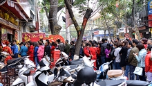 Hà Nội: Hàng trăm người xếp hàng mua vàng ngày vía Thần Tài
