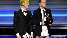 Grammy 2017 'đáng nhớ' với màn ngã nhào, chửi thề, mặc đồ lót nhận giải...