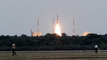 Tên lửa Ấn Độ 'cõng' cùng lúc 104 vệ tinh lên vũ trụ!