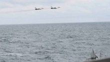 ẢNH ĐỘC: Su-24 Nga ‘giỡn mặt’ khu trục Mỹ trên Biển Đen