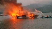 CHÙM ẢNH: Tàu cá bốc cháy dữ dội, thiêu rụi cả 2 tàu bên cạnh