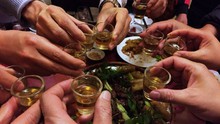 Đi ăn cỗ đám tang, 69 người bị ngộ độc rượu