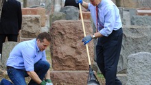 Phó Tổng thống Mỹ dọn dẹp nghĩa trang Do thái bị phá