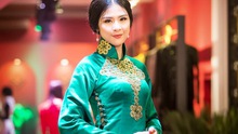 Hoa hậu Ngọc Hân đẹp huyền bí với áo dài cổ của NTK Phương Anh