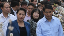 Chùm ảnh: Chủ tịch Quốc hội Nguyễn Thị Kim Ngân tản bộ thưởng lãm hoa anh đào