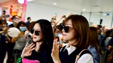 A Pink và Seventeen 'thả tim' khi bị fan bao vây tại Nội Bài