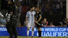 Messi bị tố LĂNG MẠ trợ lý trọng tài sau khi Argentina 'báo thù' Chile