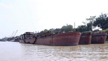 Bắt quả tang nhiều tàu khai thác cát trái phép trên sông Hồng