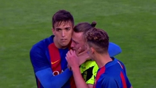 Cầu thủ Barca an ủi đội bạn 'khóc nhè' sau khi thắng 12-0