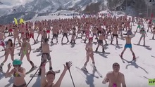 Có 1 không 2: Hàng ngàn người mặc bikini trượt tuyết