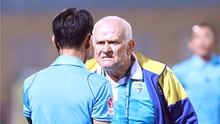 HLV Petrovic, 'bố già' của V-League