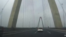 Hai lái xe chạy ngược chiều trên cầu Nhật Tân cố tình ‘chây ì’ trốn phạt